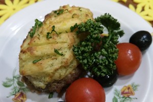 Kotletai su bulvių koše: taip dar nesate kepę