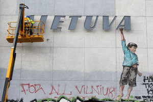 Legendinė „Lietuva“ virsta griuvėsiais – ekskavatoriai jau pradėjo darbus