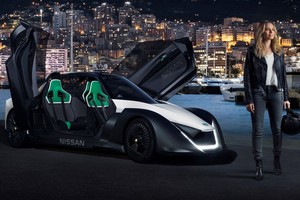 Aktorė Margot Robbie elektromobiliu skriejo Monako gatvėmis