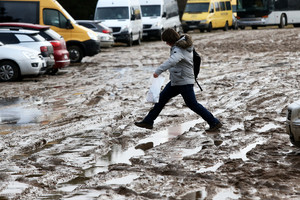 Vilniaus knygų mugės lankytojai – įsiutę: vėl reikia klampoti per purvą