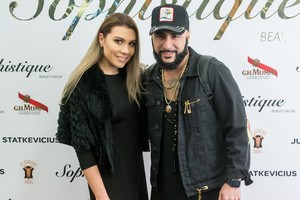 Neseniai išsiskyręs atlikėjas Sezzy susižadėjo su dizainere Paula Poderyte