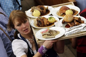 Vokiečius skaldo kova dėl dešrelių: įsitraukė vegetarai ir pensininkai