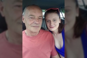 60-mečio proga vyrui – jį įsimylėjusios aštuoniolikmetės nekaltybė