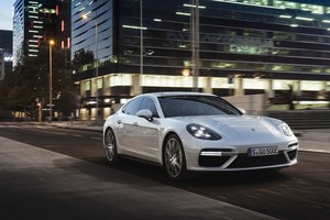 Galingiausias „Porsche Panamera“ modelis turės elektros variklį