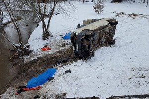 Mikroautobusas įskriejo į upelį: trys žmonės žuvo, vienas jų – šešiametis vaikas