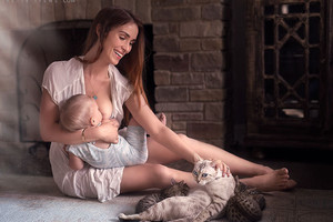 Geidžiama nėščiųjų fotografė vis dar žindo savo penkerių sūnų