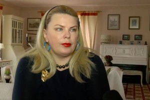 Iš prabangių namų metamą moterį prieš televizijos kameras apėmė panikos priepuolis