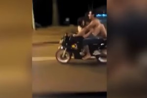 Pribloškė net visko mačiusius: porelė mylėjosi ant lekiančio motociklo