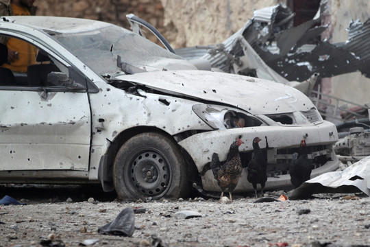 Sirijoje užminuotą automobilį susprogdinęs mirtininkas užmušė dešimtis žmonių