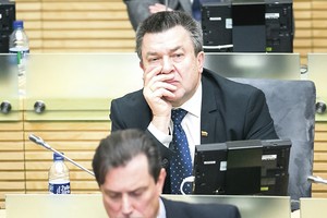 Parlamentarai neišbrenda iš automobilių nuomos pelkės – gali įklimpti Antanas Matulas