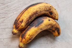 Paprasta gudrybė, kaip laikyti bananus, kad ilgai nepernoktų