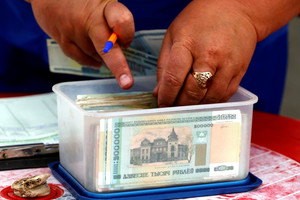 Kaimyninėje Baltarusijoje – užsienio valiutos badas