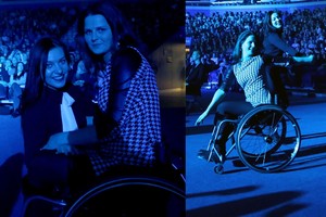 Jazzu koncerte žiūrovus užbūrusi neįgali mergina mėgaujasi gyvenimu