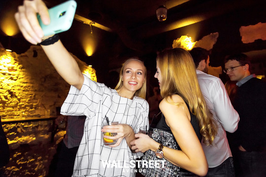 Penktadienio linksmybės Vilniaus bare „Wall Street Avenue“.<br>S.Lankučio nuotr.