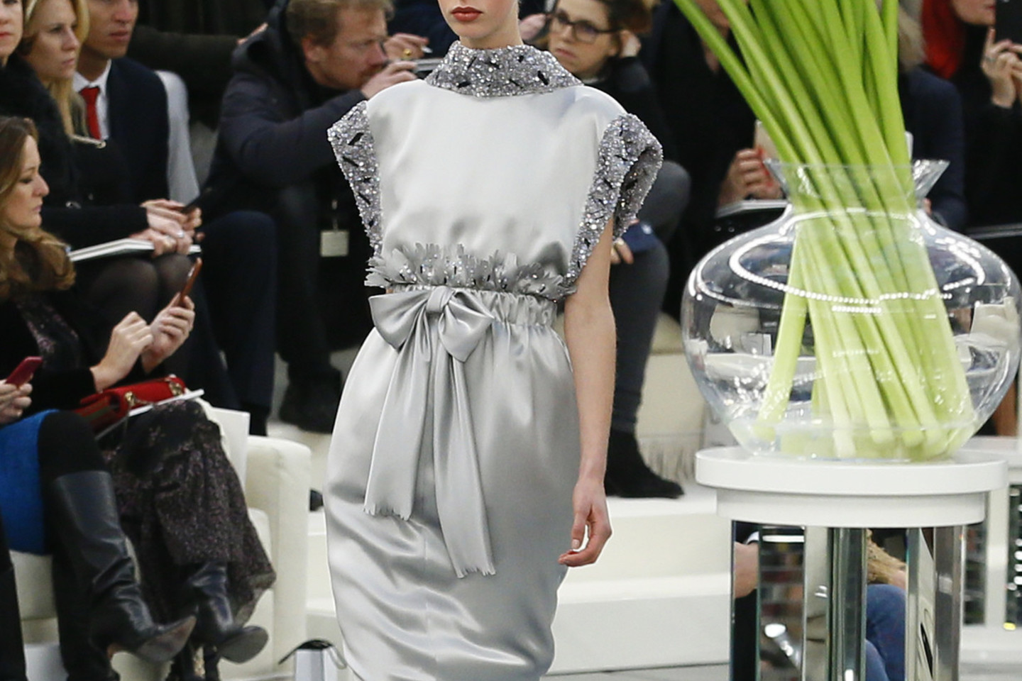 Naujausioje „Chanel“ kolekcijoje – gausu pilkų suknelių. Įdomu, kuri jų neįtiko M.Streep?<br>AP nuotr.