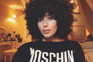 Pamatyk: Karolina Meschino nufilmavo, kaip su tualetiniu popieriumi daro šukuoseną