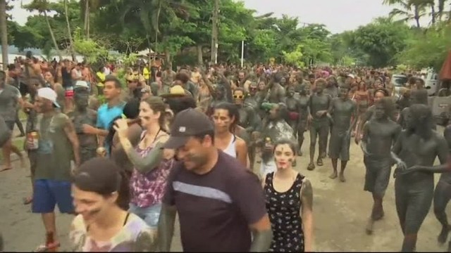 Keista šventė: brazilai linksminasi išsivolioję purve