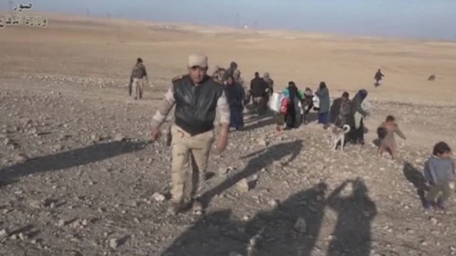 Tūkstančiai civilių paliko kovų niokojamą Irako miestą Mosulą
