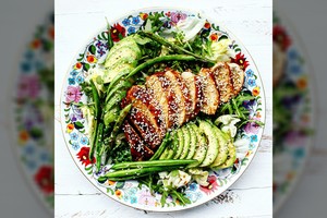 Salotos su vištiena: kai norisi ko nors lengvo, bet ypatingo