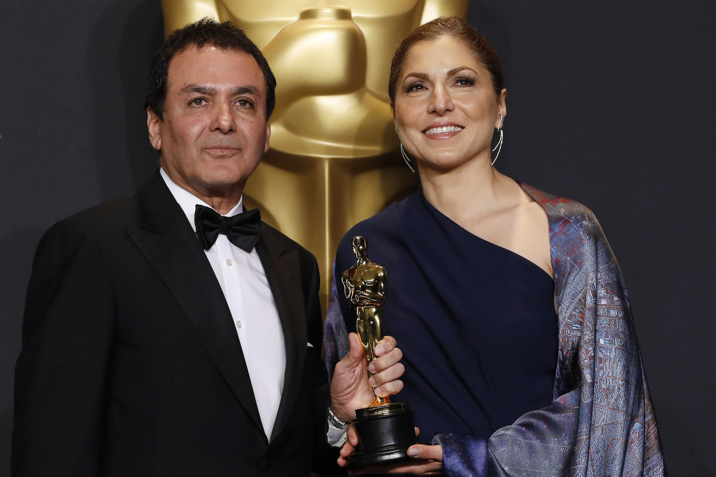 Ceremoniją boikotavusio Irano režisieriaus A.Farhadi „Oskarą“ už geriausią užsienio filmą atsiėmė du jo tautiečiai kosmoso ekspertai, gyvenantys Amerikoje, – A.Ansari and F.Naderi.<br>„Reuters/Scanpix“ nuotr.