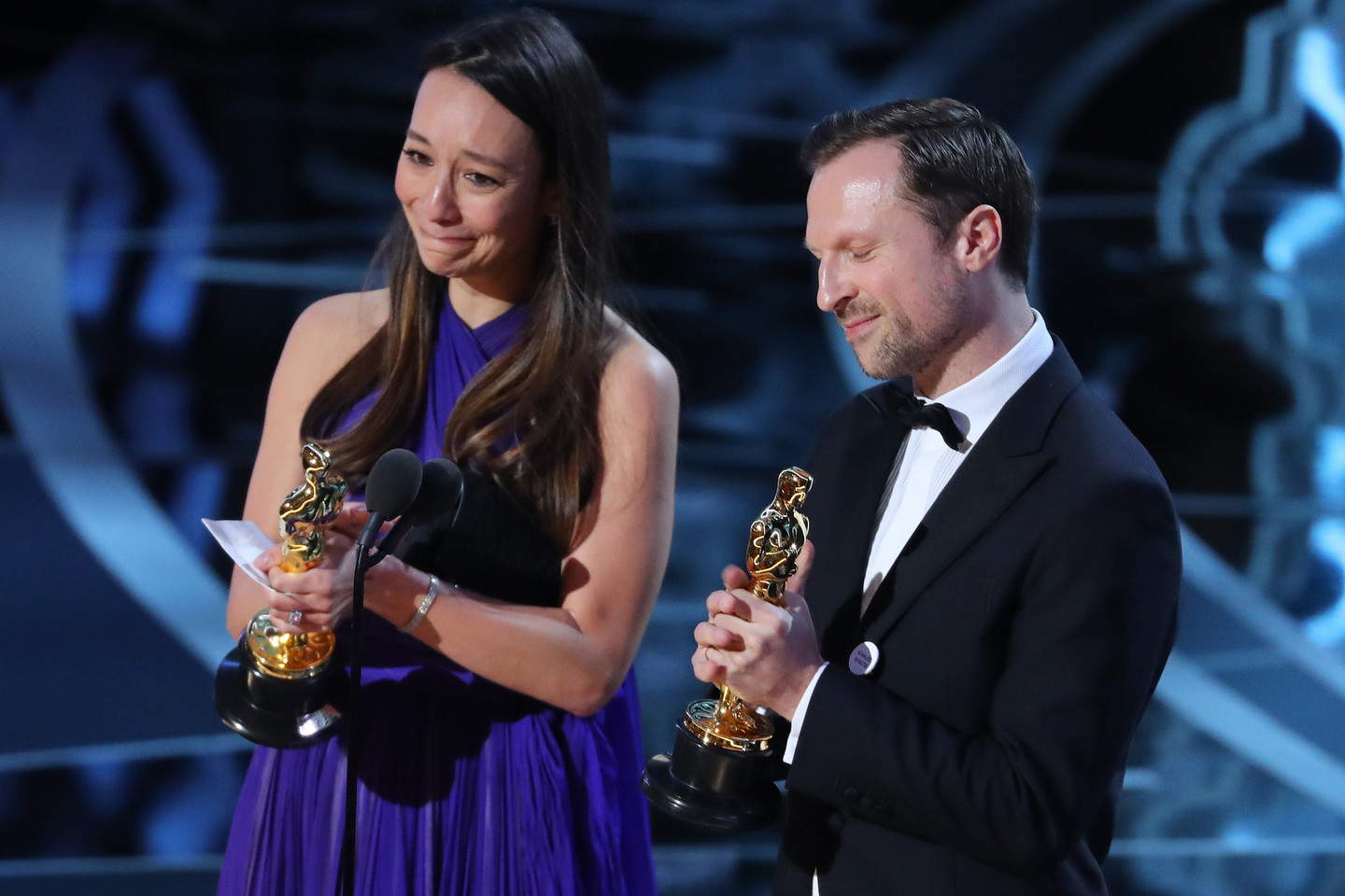 „Oskaras“ – geriausio trumpametražio dokumentinio filmo „Balti šalmai“ kūrėjams O.von Einsiedelui ir J.Natasegarai.<br>„Reuters/Scanpix“ nuotr.