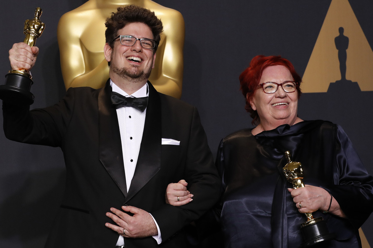 Anna Udvardy ir Kristof Deak džiaugiasi apdovanojimu už geriausią trumpametražį veiksmo filmą „Sing“.<br>„Reuters/Scanpix“ nuotr.