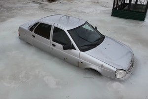 Blogiau būti negalėjo: moteris automobilį rado įšalusį lede