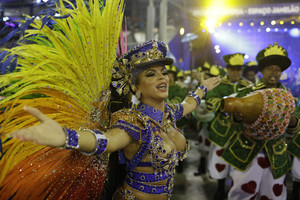 Rio de Žaneiro karnavalas sambadrome: įspūdingi kostiumai ir daug nuogo kūno