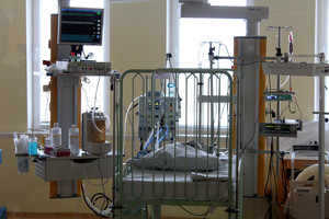 Iki komos sumuštos 7 mėnesių mergaitės motina nepripažįsta kaltės