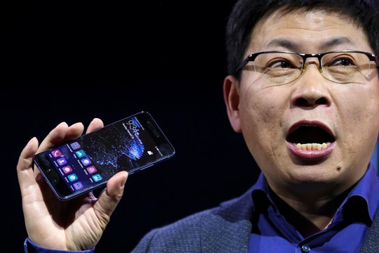 „Huawei“ imasi „Apple“ taktikos