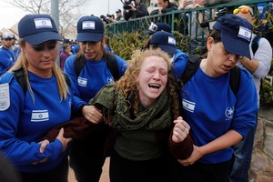 Izraelio pajėgos pradėjo naujakurių iškeldinimą Vakarų Krante