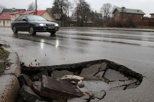 Teisininkas paaiškino, kaip gauti kompensaciją už duobėje apgadintą mašiną
