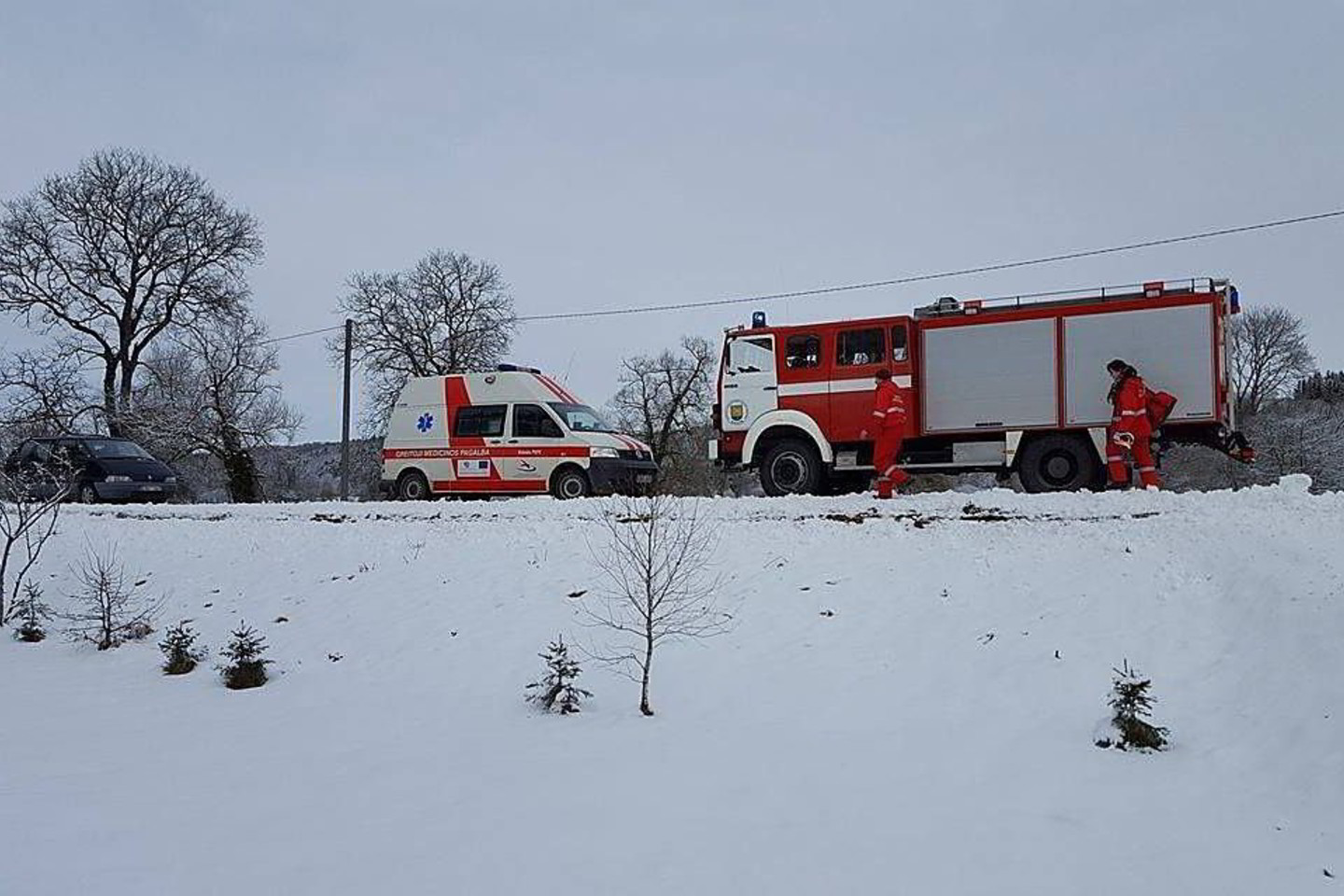 Raseinių rajone mikroautobusui įskriejus į upelį žuvo trys žmonės, tarp jų – šešiametis berniukas.<br>V.Stankevičiaus nuotr.