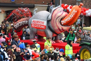 Vokiečiai karnavale žiauriai išsišaipė iš Jaroslawo Kaczynskio