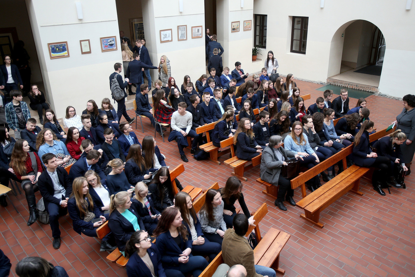 Kėdainių „Šviesiojoje“ gimnazijoje lankėsi Seimo nariai E.Jovaiša ir D.Kaminskas.<br>A.Barzdžiaus nuotr.