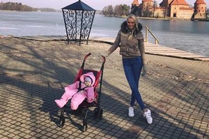 Vita Pliadytė su mažąja dukra lepinasi pavasarine saule