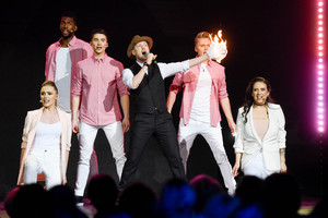 Kovoje dėl „Eurovizijos“ apdegusiam Sasha Song prireikė pagalbos