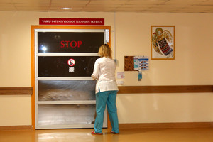 Sudaužyto kūdikio būklė – labai sunki, motiną ir sugyventinį prašys suimti