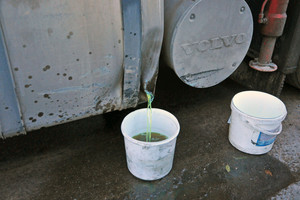 Po eismo įvykio kelyje „Via Baltica“ išsiliejo pusė tonos degalų