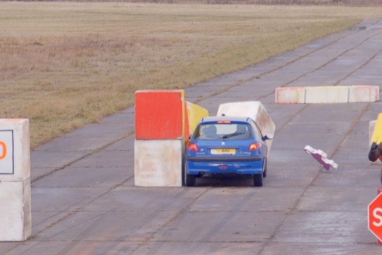 Filmavimas vos nesibaigė tragedija: vairuotoja rėžėsi į sieną