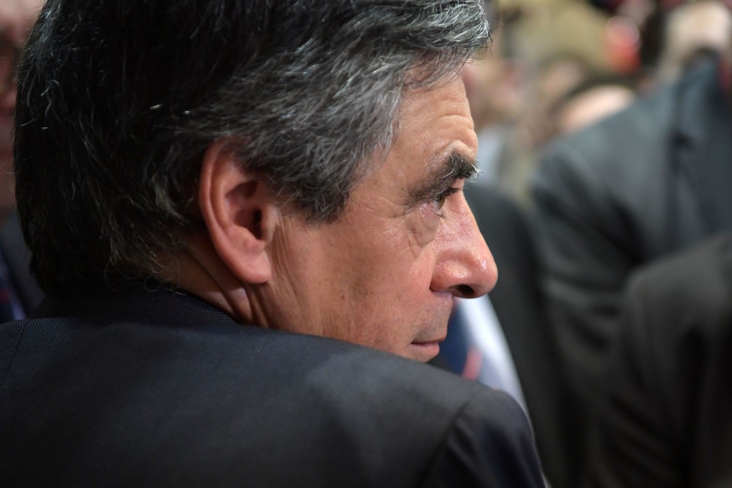 F.Filloną persekioja įtarimai, kad ilgą laiką mokėjo savo žmonai Penelope Fillon už parlamento nario padėjėjos pareigas, kurių ji tuo metu nėjo.