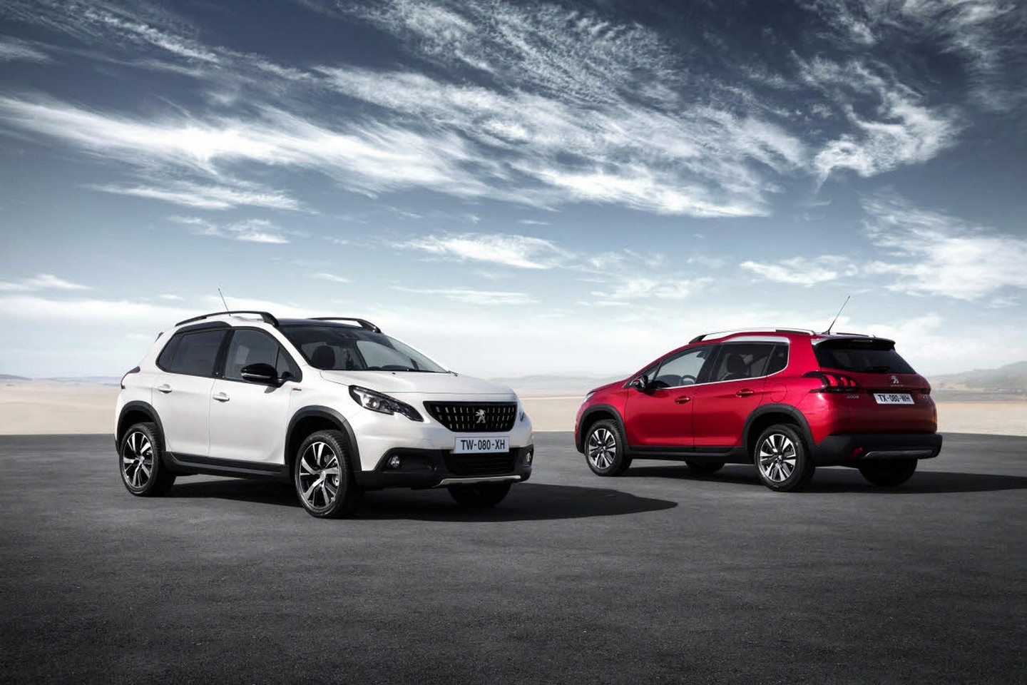„Peugeot“ stende šiais metais dominuos miesto visureigiai ir elektromobiliai.<br>Gamintojo nuotr.