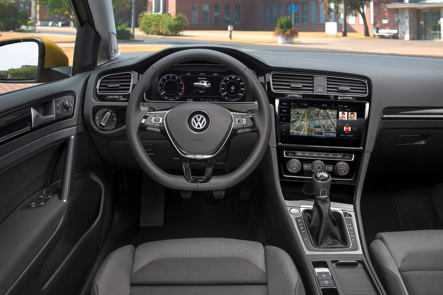Atnaujintas septintos kartos „Volkswagen Golf“ įgijo daugiau pagalbinių vairavimo sistemų.<br>Gamintojo nuotr.