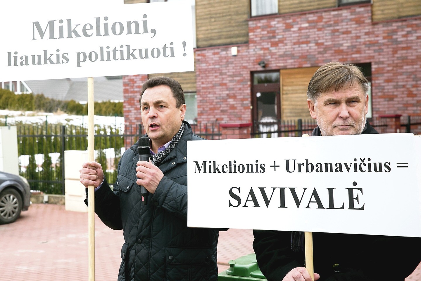 Piketą prie prokuroro namų surengę P.Gražulis (kairėje) ir V.Vasiliauskas gali atsidurti teisiamųjų suole.