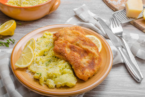 Vištiena su traškia sūrio plutele: kertame, net ausys linksta