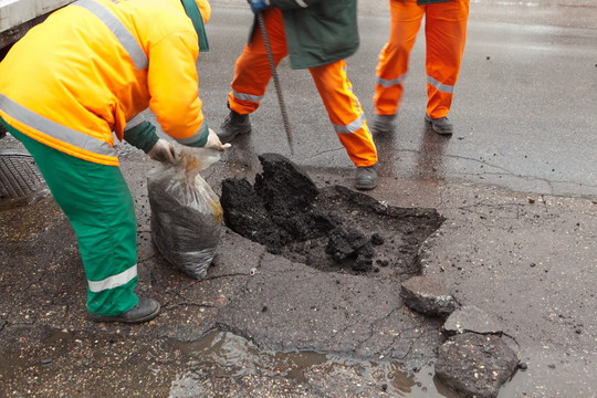 Amžina kova: kelininkai prieš pavasarį atsiradusias naujas duobes