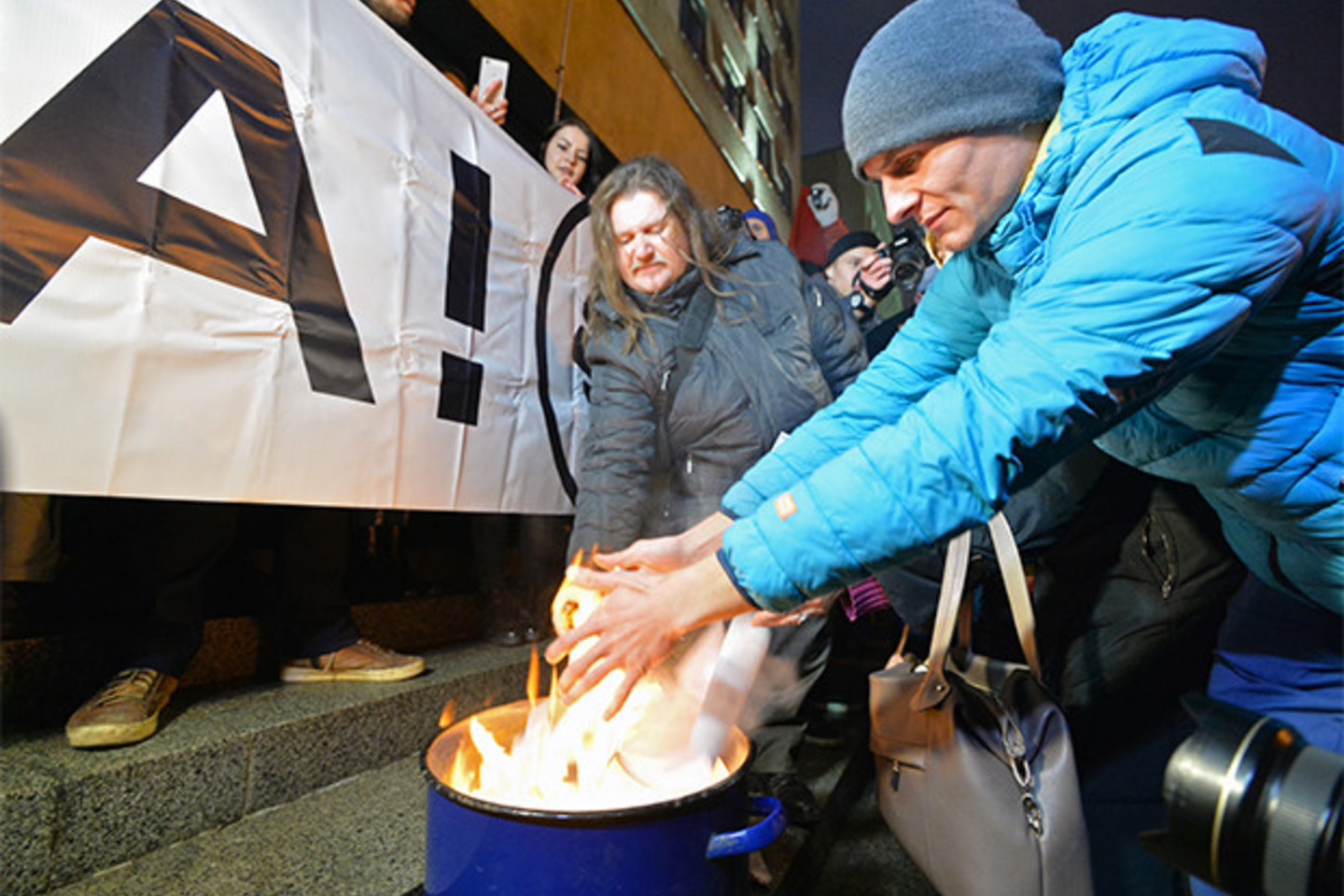 Baltarusijos miestuose piliečiai, pagal dekretą priskirti „socialiniams išlaikytiniams“, organizavo protesto mitingus.