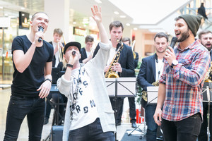 Prekybos centro lankytojus nustebino V. Baumilos, Sashos Song ir T.Juodsnukio staigmena