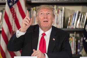 Į viešumą kylant naujiems ryšiams su Rusija, Donaldas Trumpas nepasiduoda