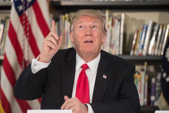 Į viešumą kylant naujiems ryšiams su Rusija, Donaldas Trumpas nepasiduoda